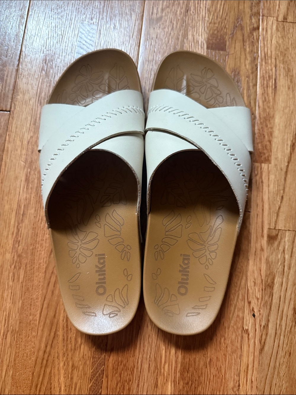 OluKai Women's Cream Crossover Slide Sandals sz 7